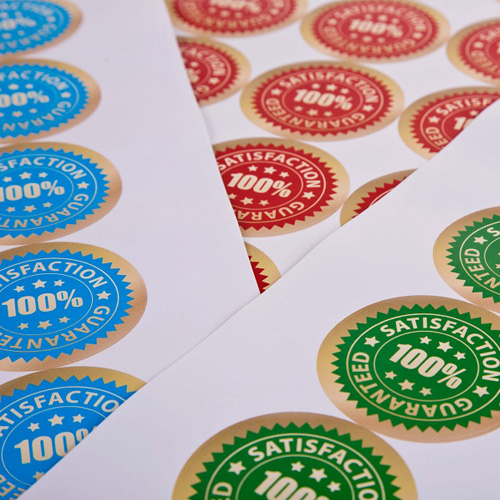 Commerciële stickers op een rol.