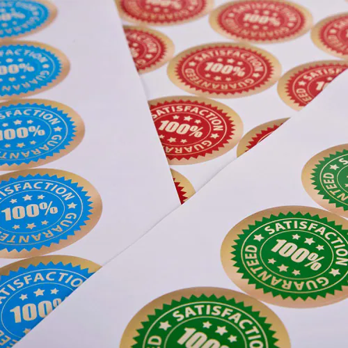 Commerciële stickers op een rol.